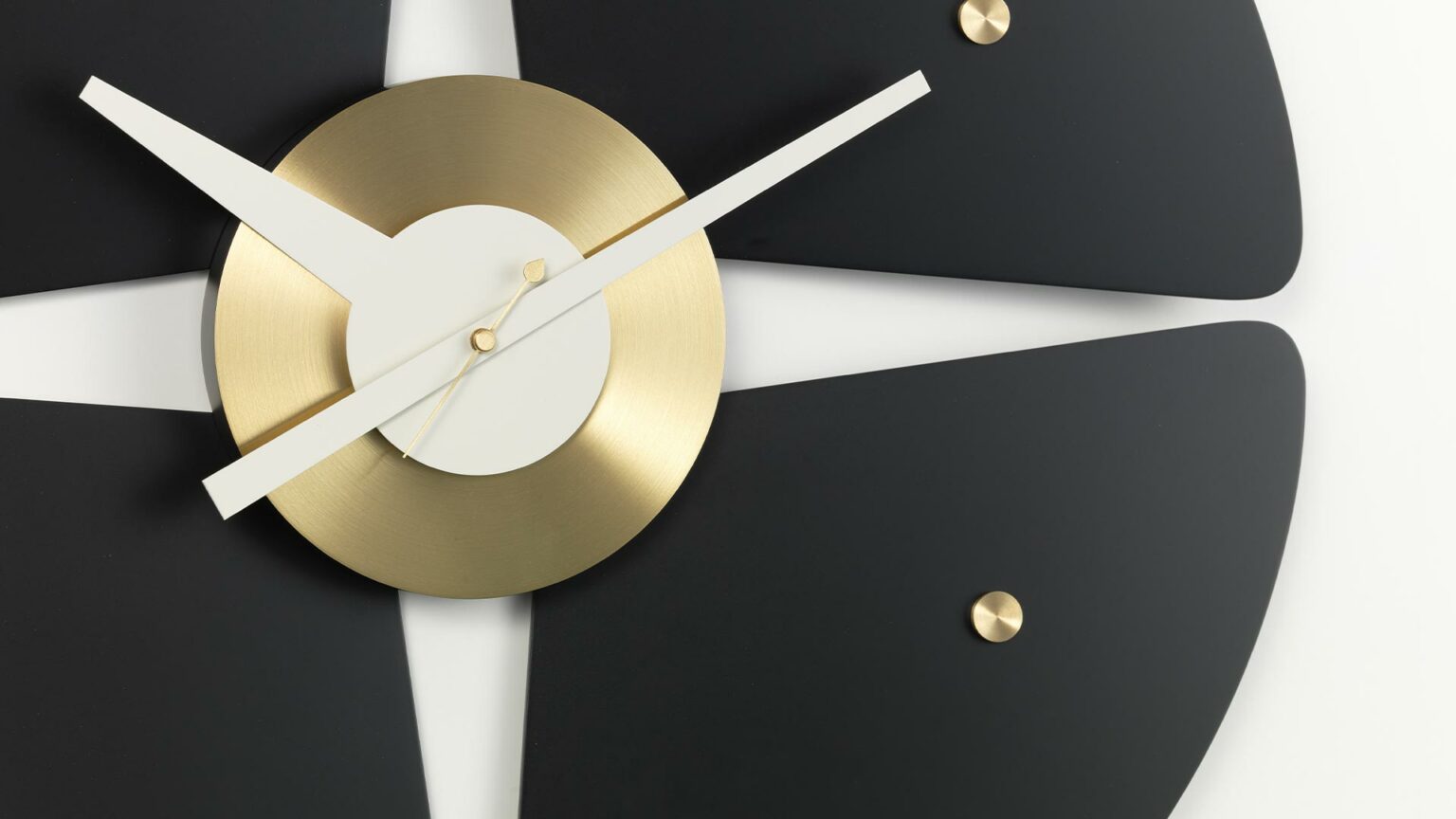 Vitra-Petal-Clock-Ambiente1