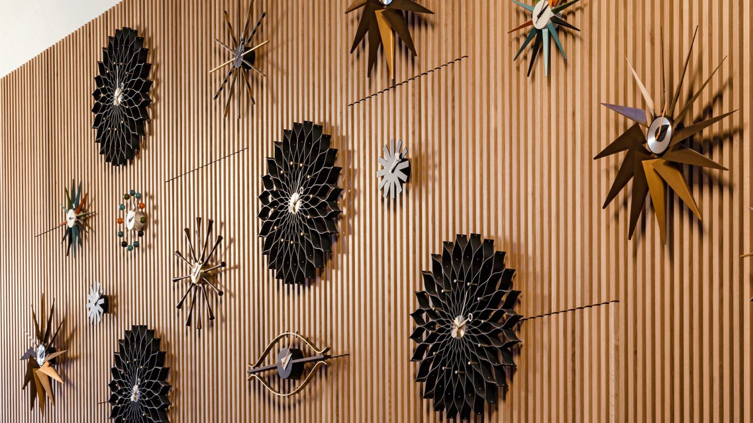 Vitra-Sunflower-Clock-Ambiente1