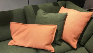 Grünes Sofa mit Kissen in Orange von Walter Knoll