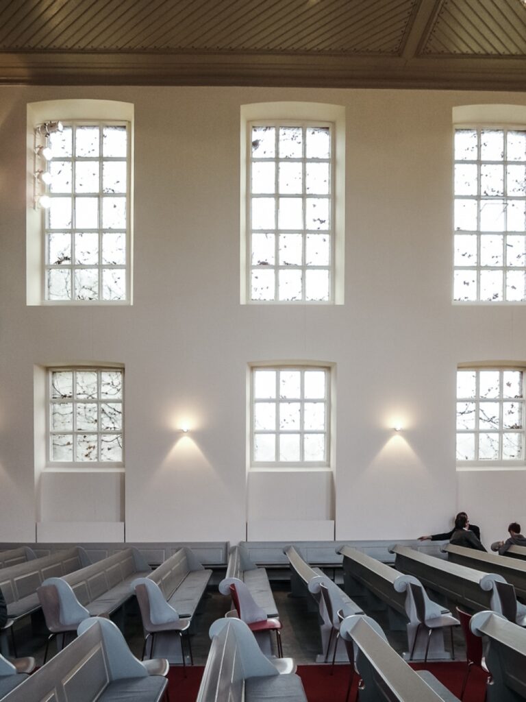 Occhio-Wandleuchten-neben-den-Kirchenfenstern