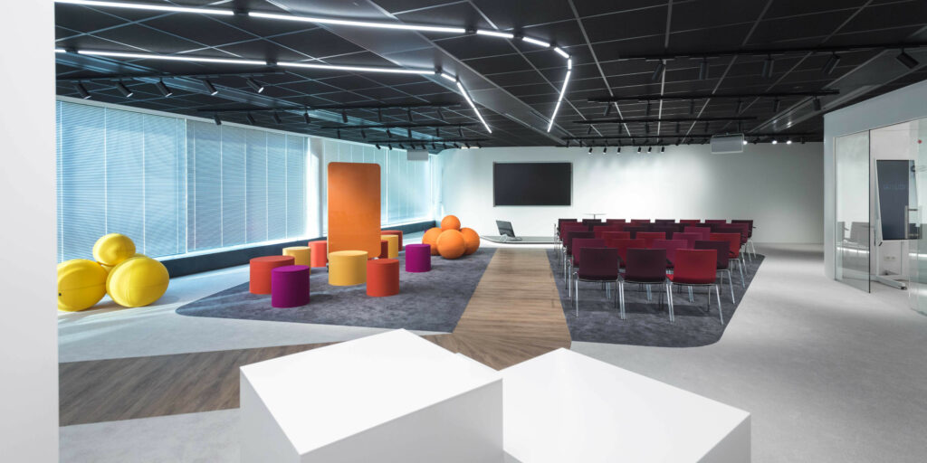 praesentationsraum-open-space-thonet-stuehle-hocker-ergonomische-sitzbälle-unterschiedliche-farben