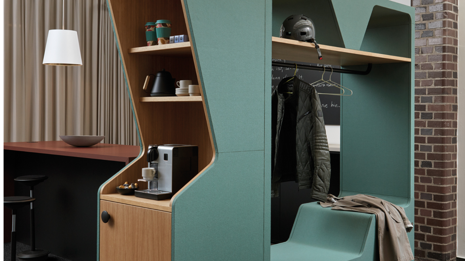 werner works parkour arbeitsplatz tisch stuhl arbeiten office büro kaffeenische kaffeemaschiene