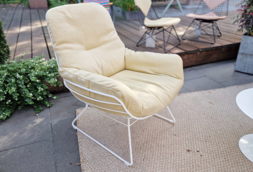 LEYASOL freifrau loungechair detail gelb LEYASOL freifrau loungechair detail gelb