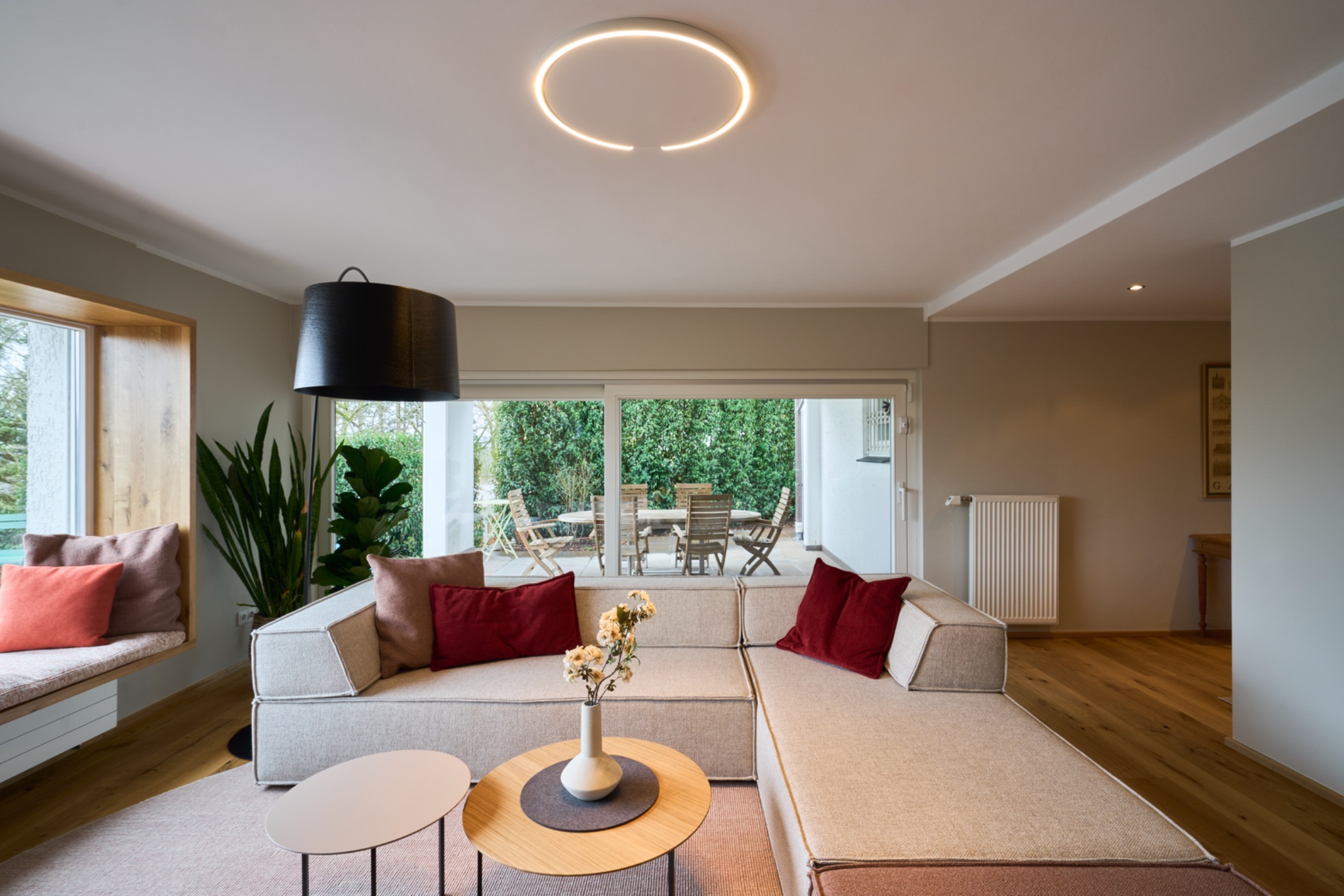 Modernes Wohnzimmer mit Terrasse und großer Glasfront