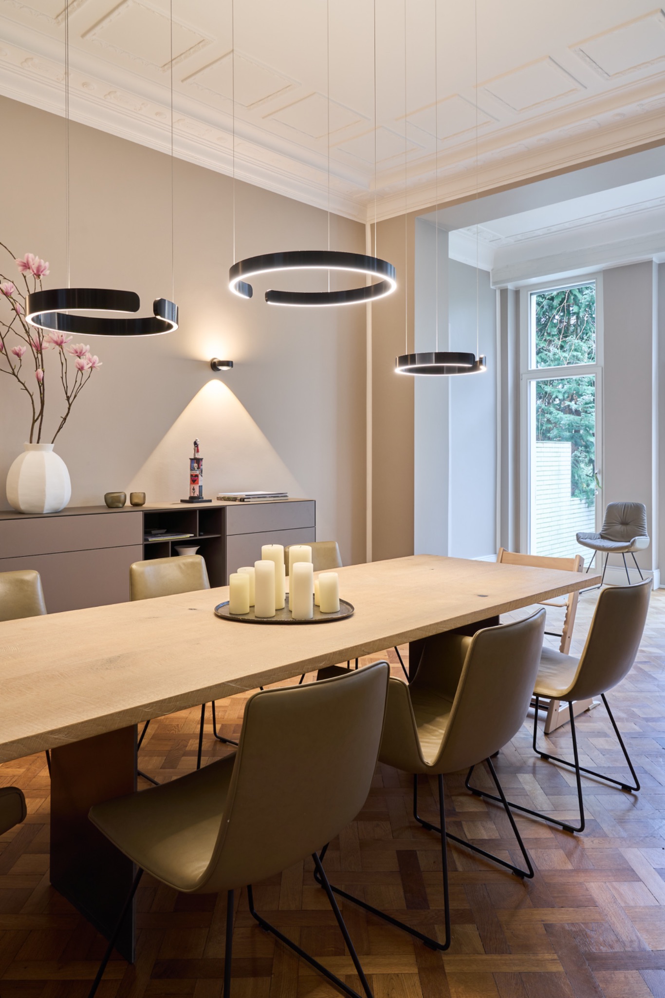 Moderner Essbereich mit Holztisch und Ring-Pendelleuchten