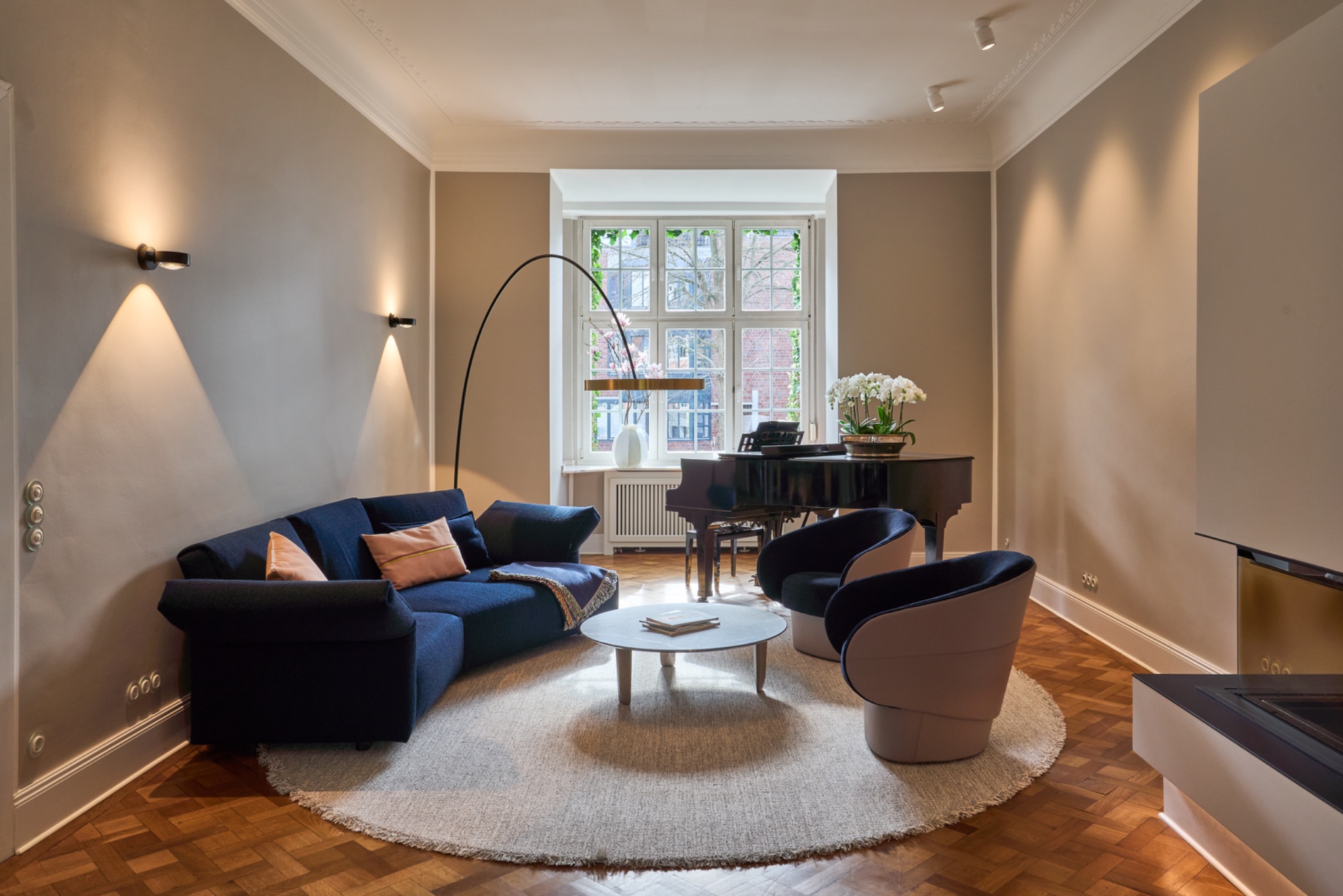 Elegantes Wohnzimmer mit Sofa und Flügel