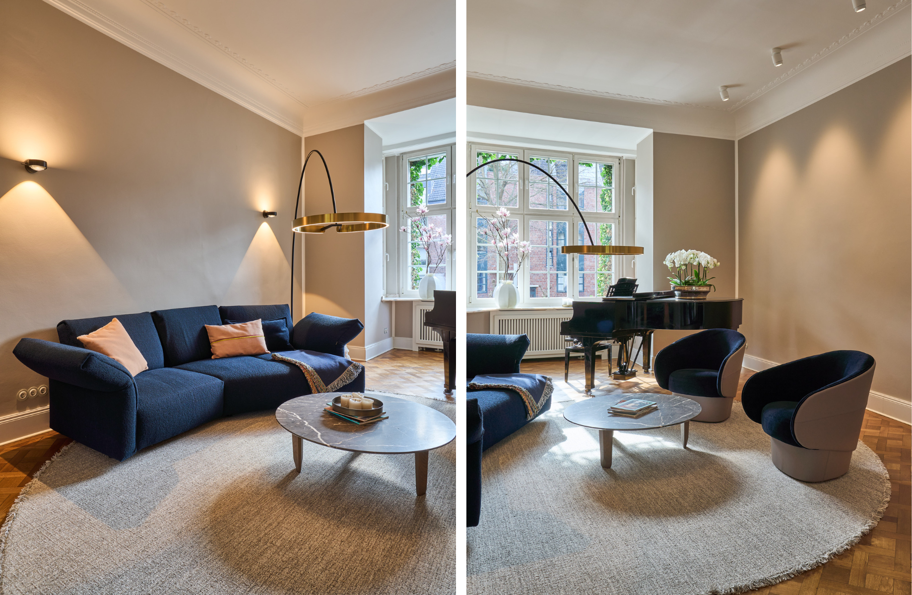 Modernes Wohnzimmer mit blauem Sofa und Flügel